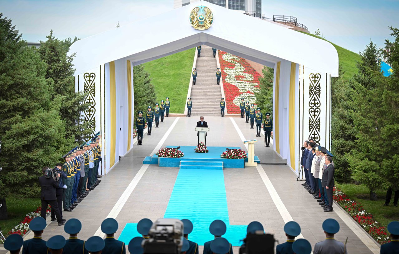 Президент принял участие в церемонии поднятия государственного флага