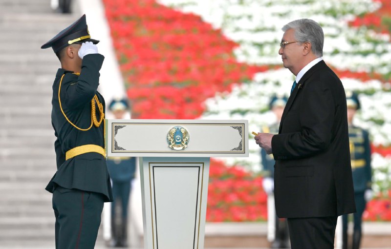 Глава государства вручил офицерские звания 14 лучшим выпускникам высших военных учебных заведений