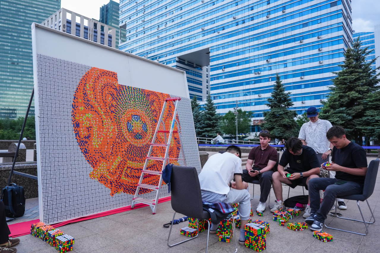 В честь Дня государственных символов из 3000 кубиков был собран герб.