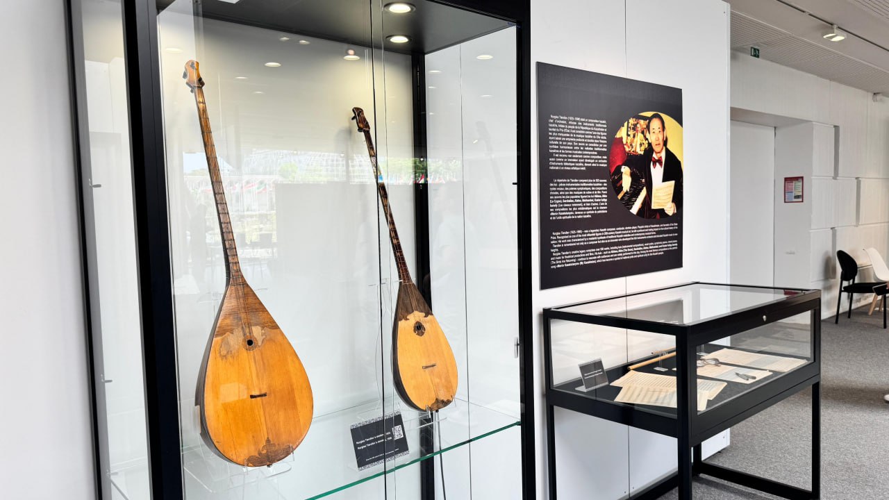 В Париже открылась международная выставка, посвященная 100-летию Нургисы Тлендиева.