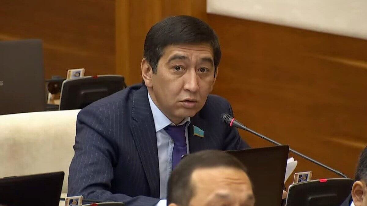 «Вы, оказывается, и на русском языке щебечете». Ринат Зайытов задал вопрос в Мажилисе на русском языке.