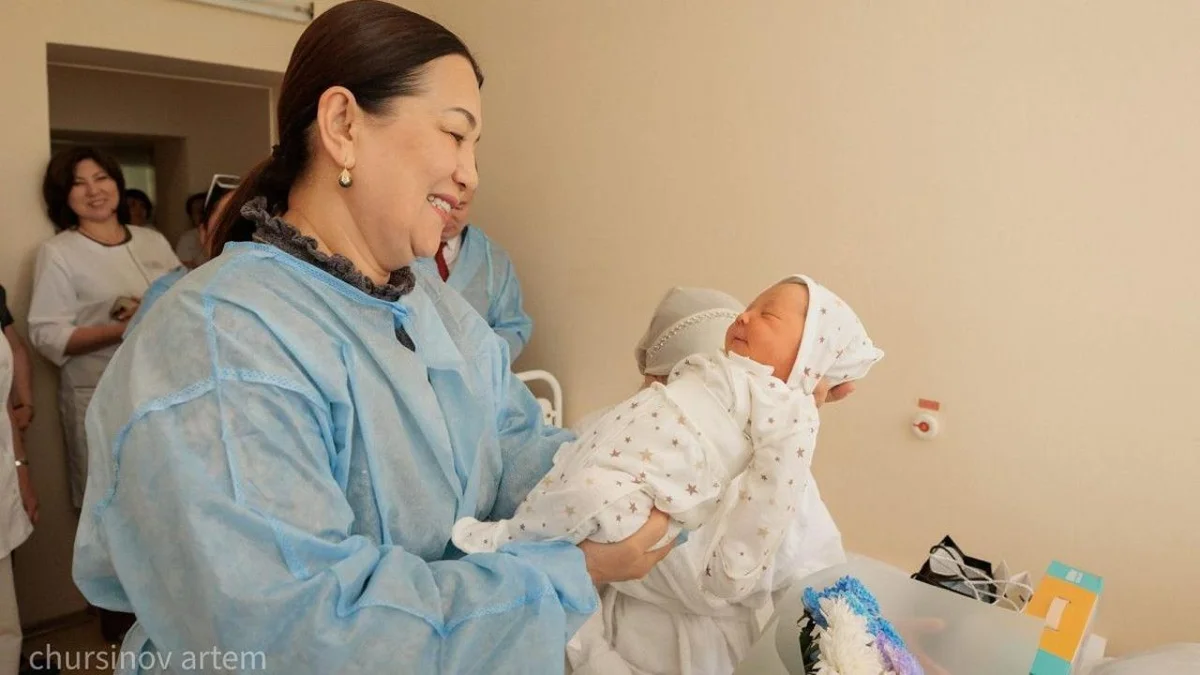 В Астане родителям детей, родившихся в День государственных символов, вручили подарки