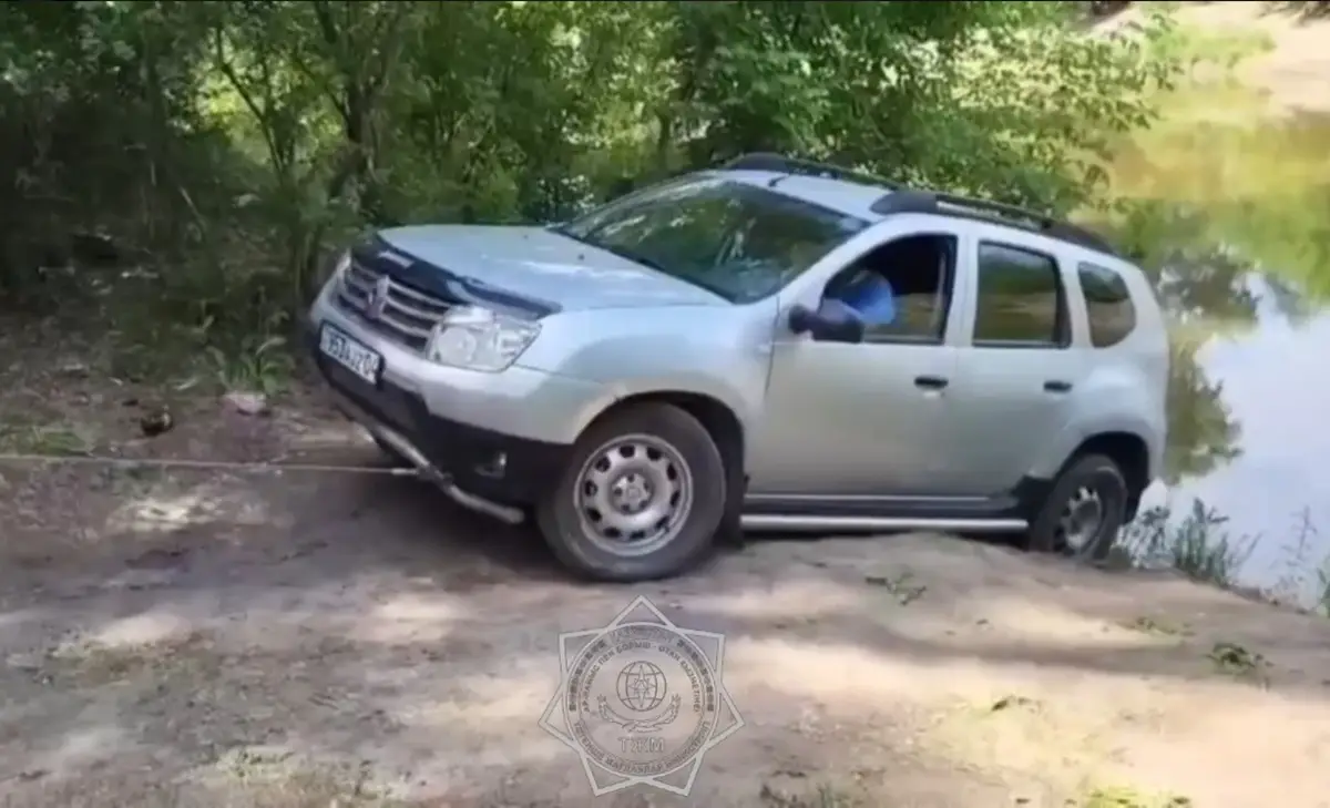 Спасатели ДЧС предотвратили падение автомобиля в овраг