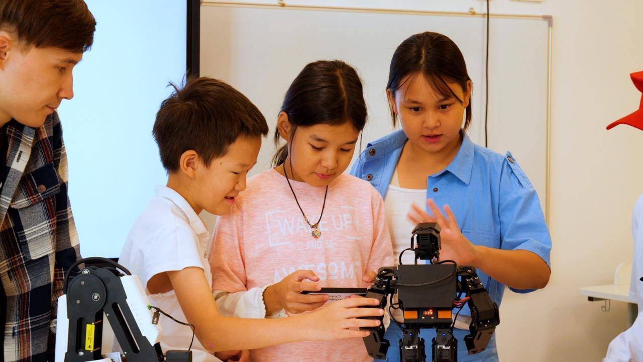 В Астане робот по имени «Темирбек» встретился с детьми в лагере.