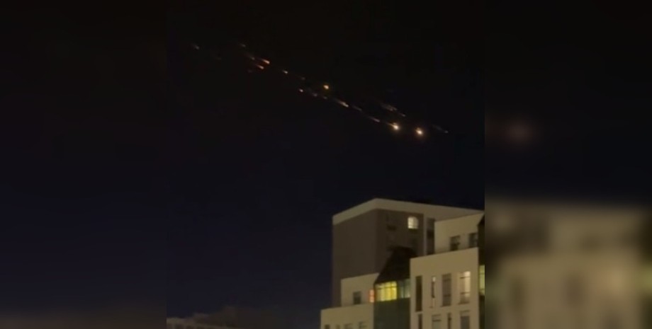 «Похоже на метеорный поток»: Министерство сделало заявление по поводу появления неизвестных объектов в небе Астаны