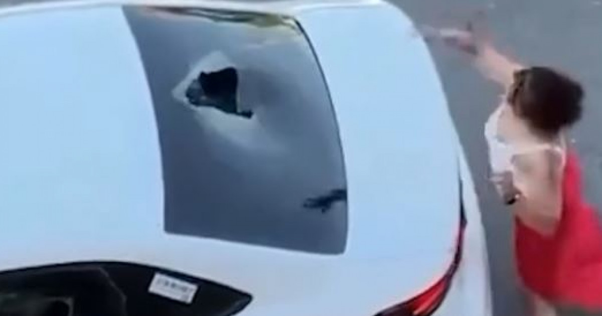 В Шымкенте женщина, недовольная услугами такси, разбила окно автомобиля.