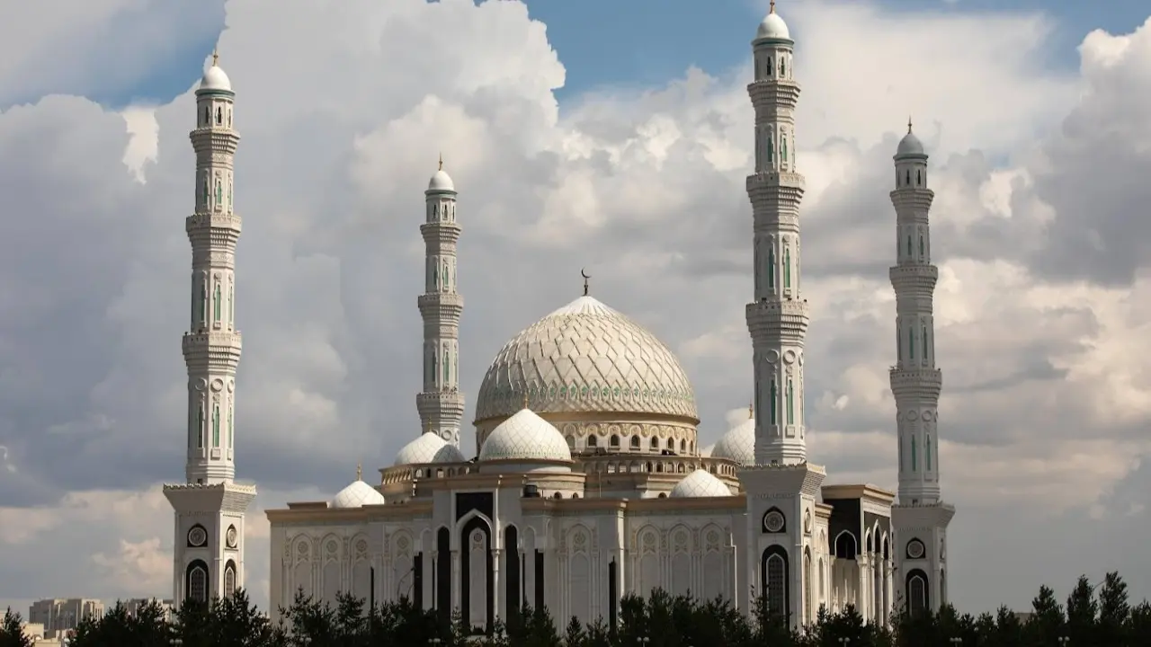 На имя главы государства поступают поздравительные телеграммы по случаю праздника Курбан-айт.