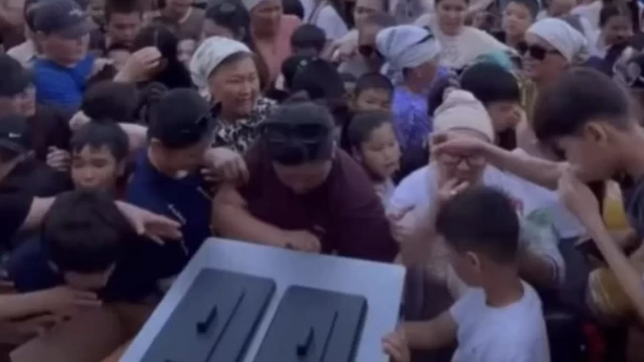 Предприниматель из Актау, раздававший бесплатное мороженое, привлечен к ответственности