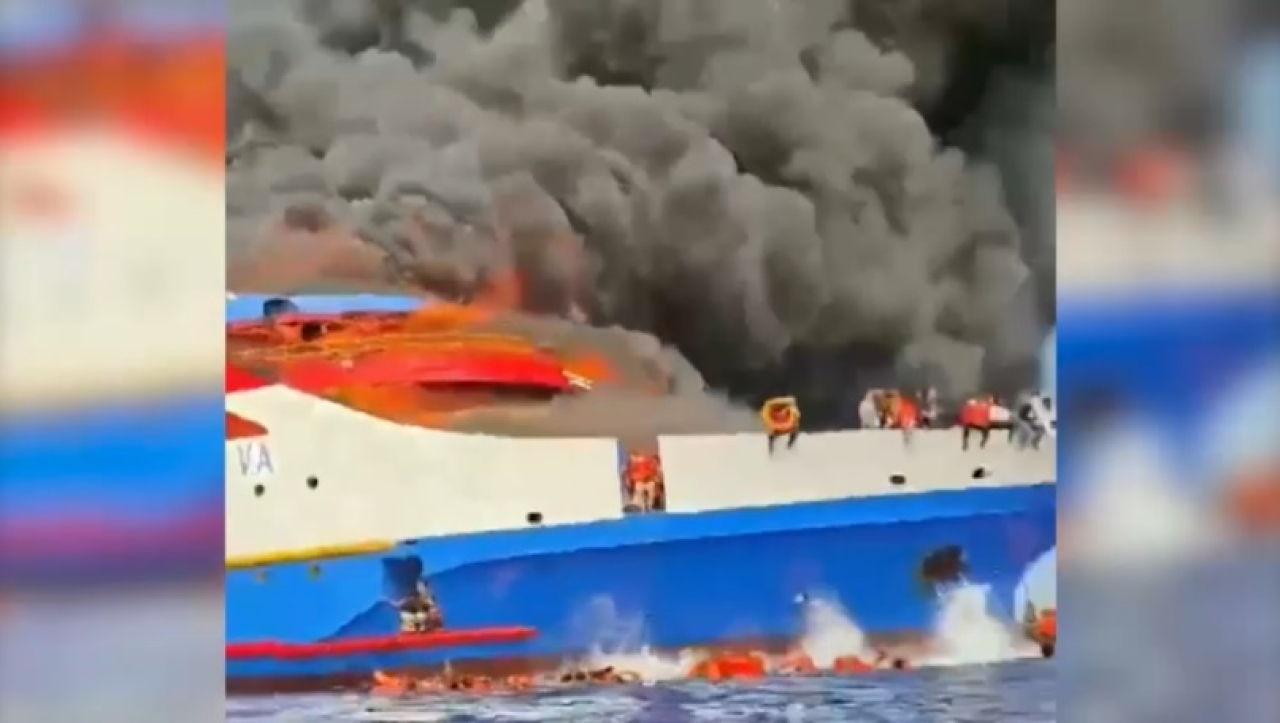 В Индонезии загорелся паром с 280 пассажирами.