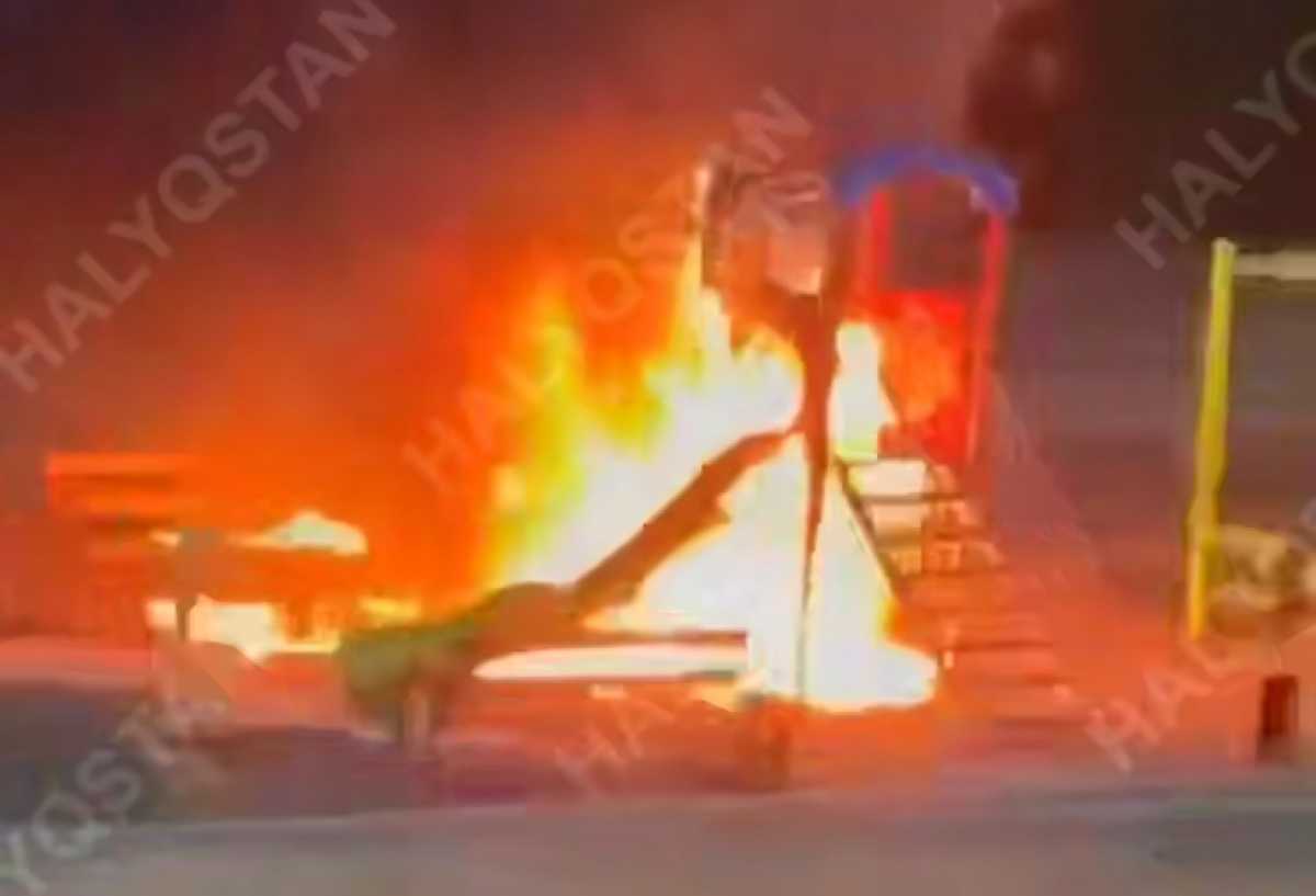 В Жезказгане дети из одного дома подожгли горку на детской площадке.