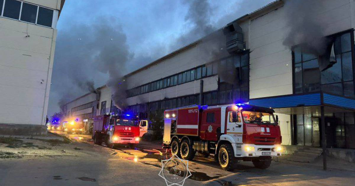 В Астане сгорел крупный торговый центр