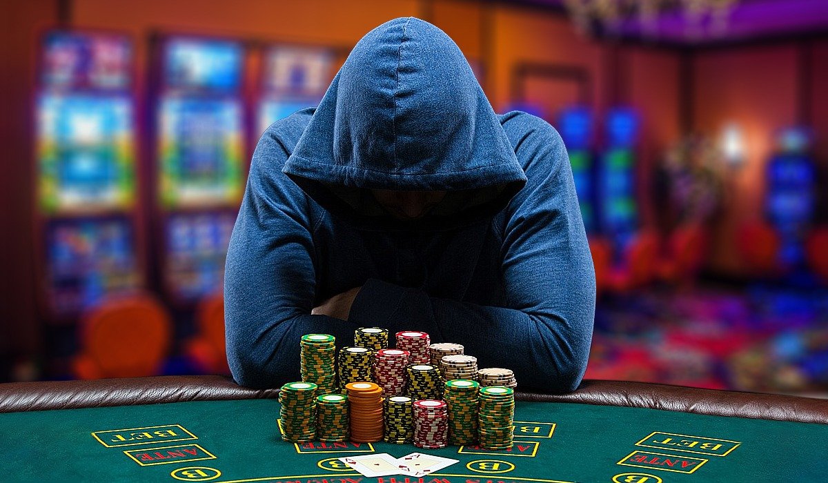 В Улытауской области государственный служащий был уволен за участие в азартных играх