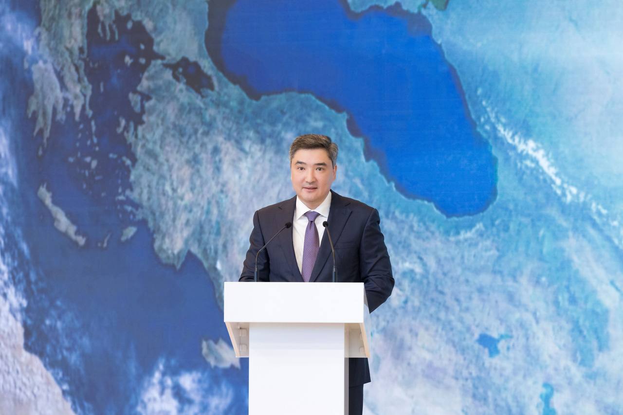 Олжас Бектенов призвал прикаспийские страны к сотрудничеству в борьбе с обмелением Каспийского моря.