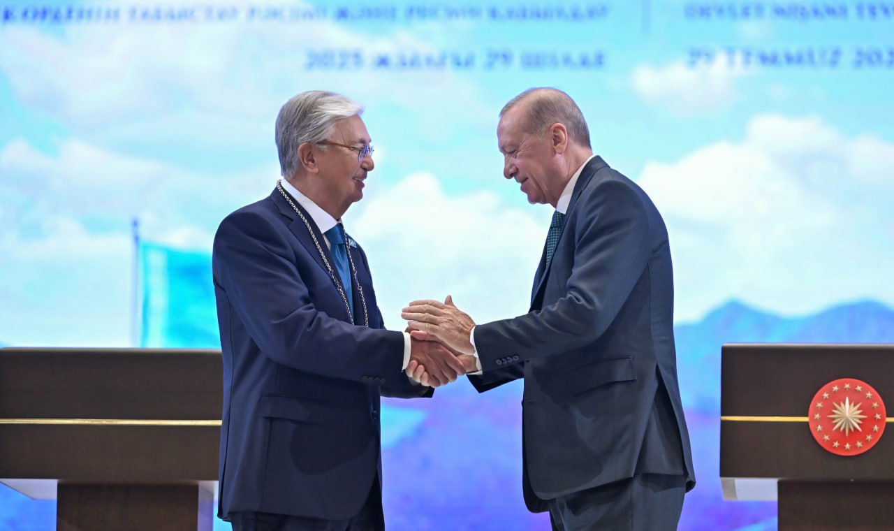 Касым-Жомарт Токаев награжден высшей государственной наградой Турции