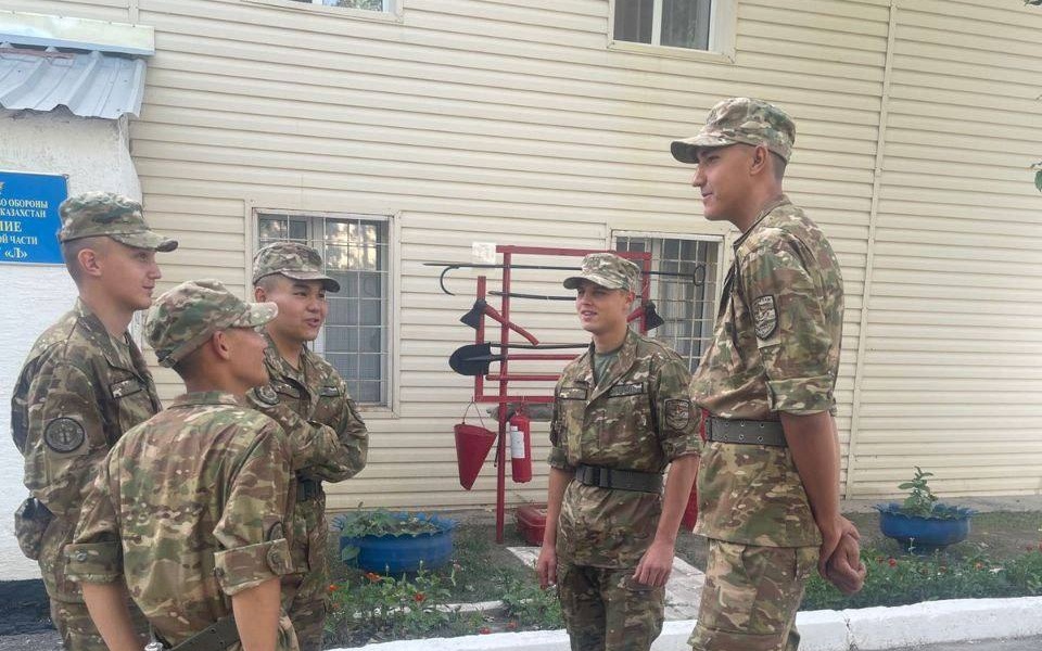 В Абайской области проходит воинскую службу необычайно высокий солдат.