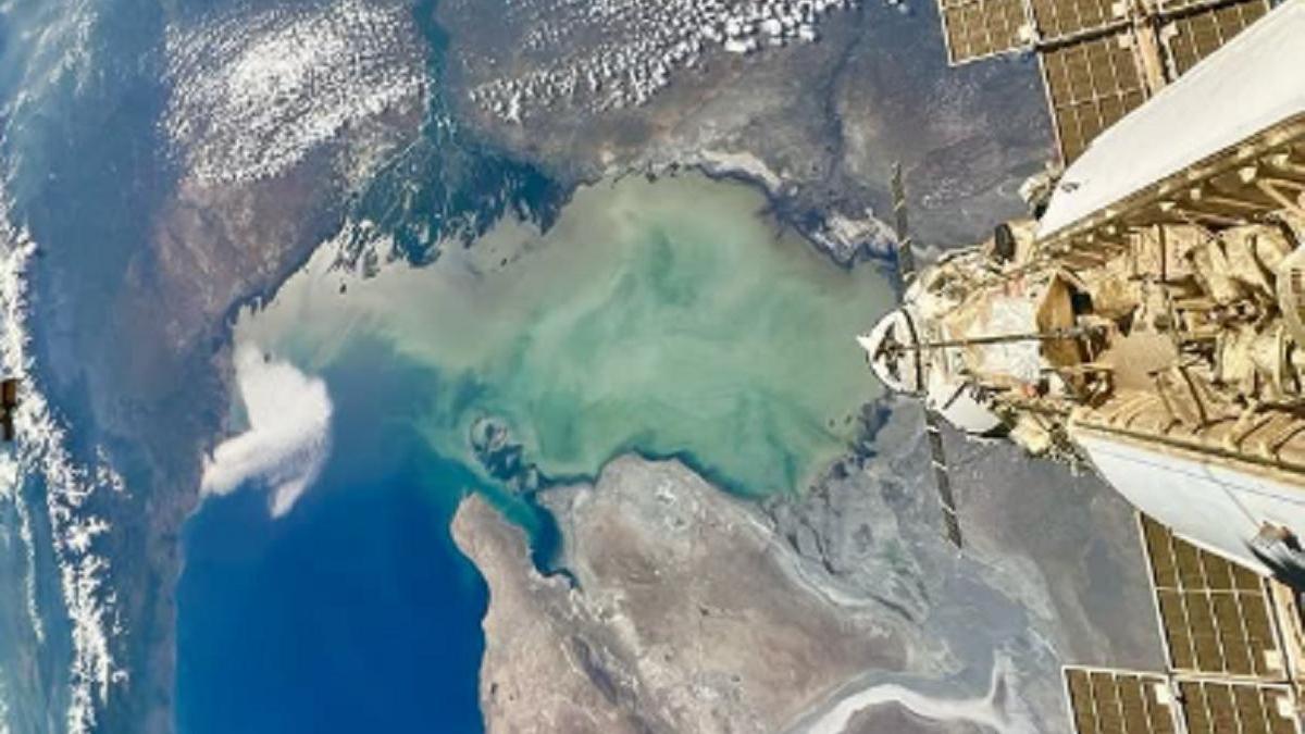 Фотография Каспийского моря, сделанная из космоса, опубликована.