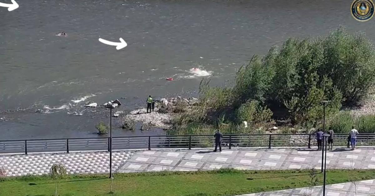 В Усть-Каменогорске полицейские спасли мать и ребенка, которых уносило течением реки