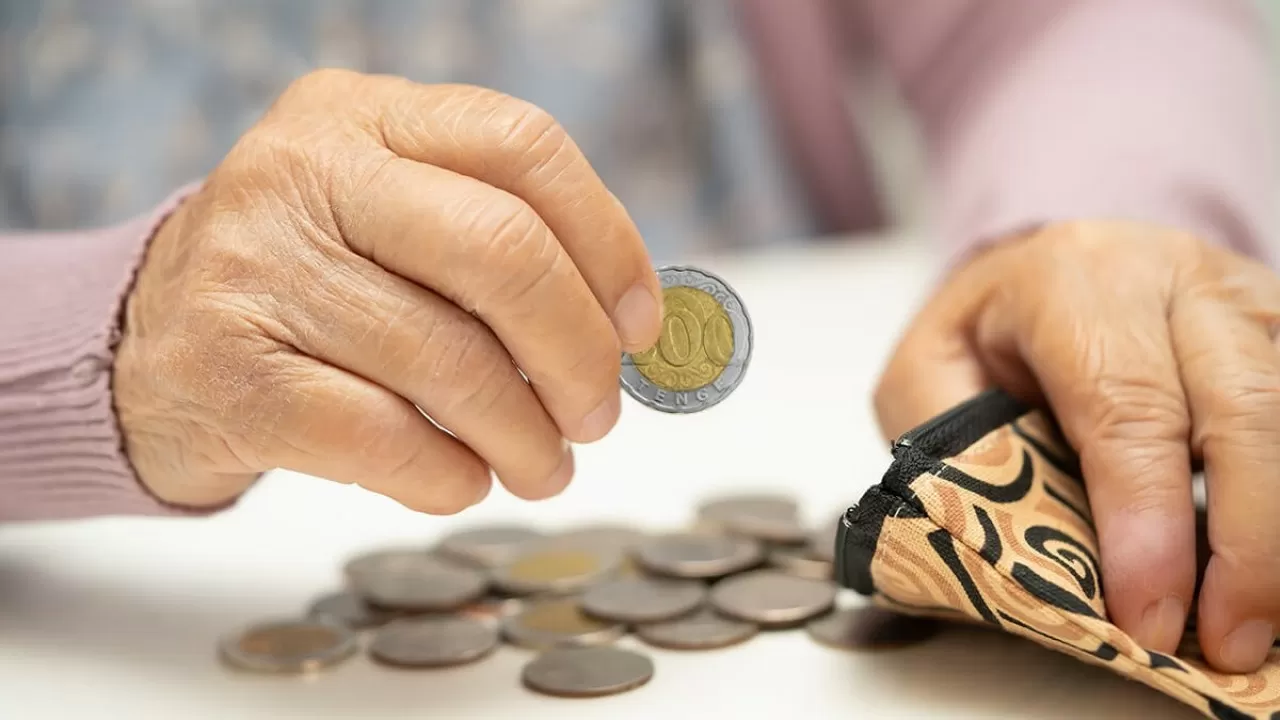 Каждый третий работающий казахстанец может остаться на минимальной пенсии