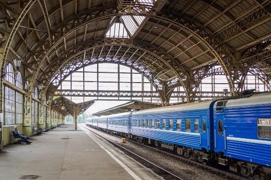 Парень, уезжающий на военную службу, сбежал с перрона.