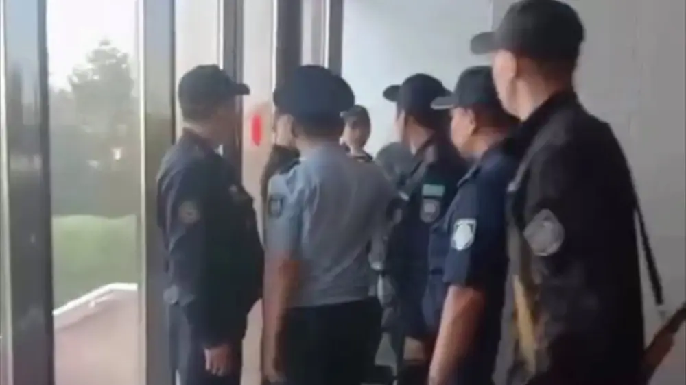 В Доме министерств произошел пожар: неизвестный мужчина бросил зажигательную смесь