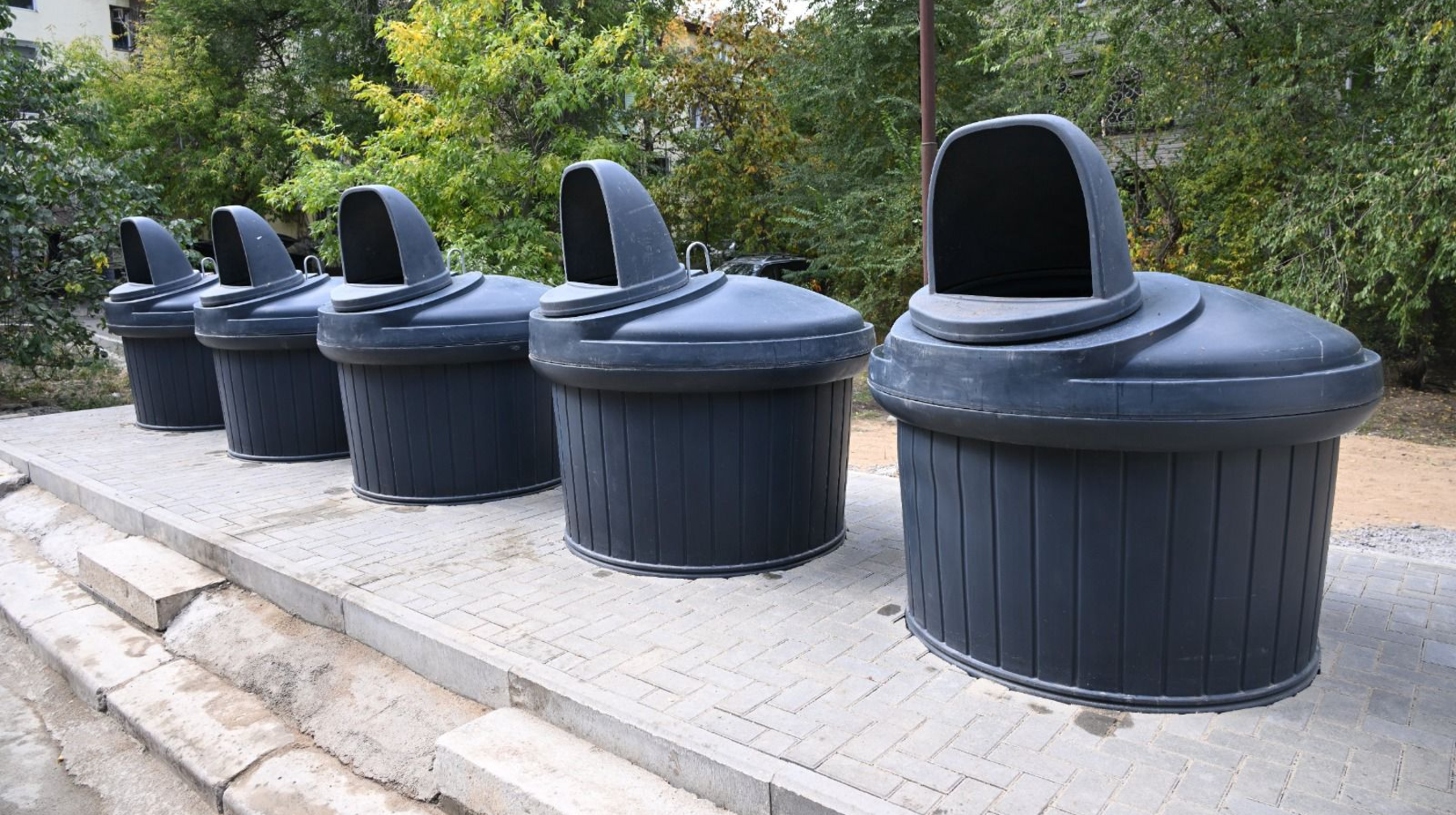 В Алматы устанавливают современные подземные мусорные контейнеры.