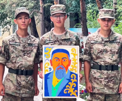 Сарбаз Национальной гвардии создал портрет великого поэта Абая с помощью ниток и гвоздей.