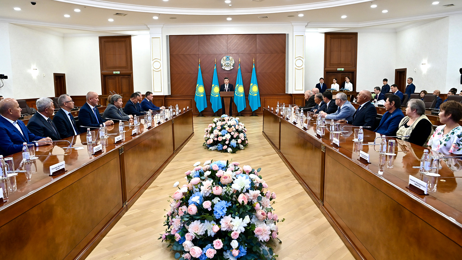 Олжас Бектенов вручил награды работникам строительной отрасли от имени Главы государства.