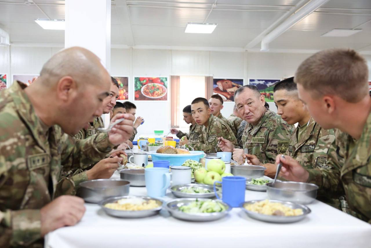 Министр обороны пообедал с солдатами