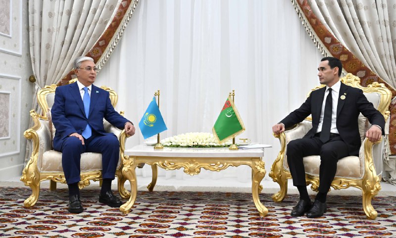Глава государства встретился с Президентом Туркменистана Сердаром Бердымухамедовым.