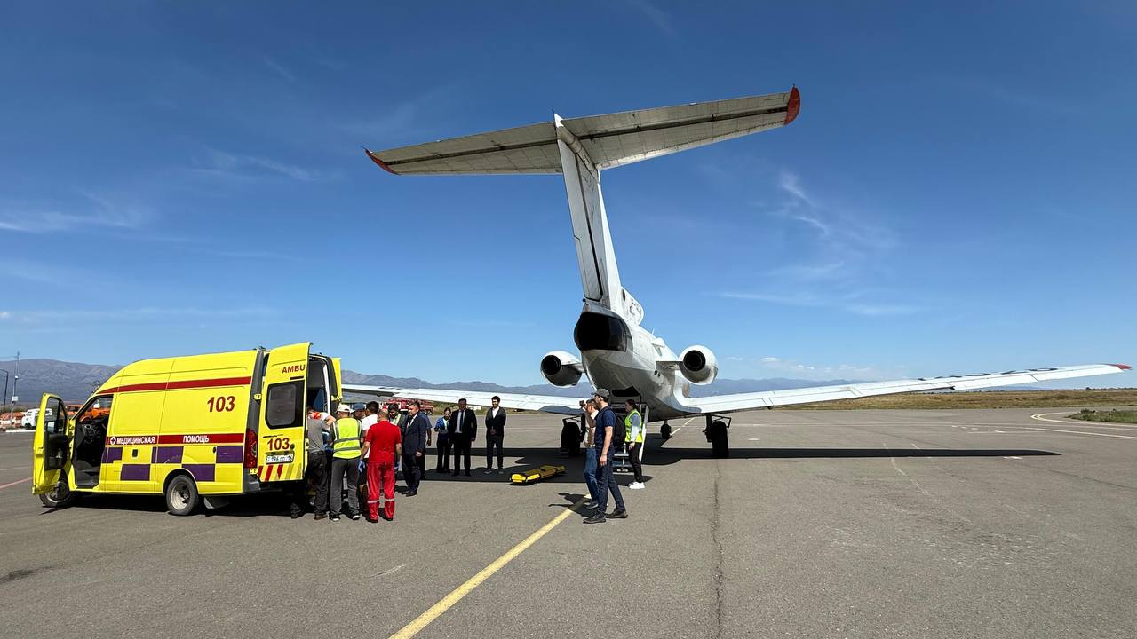 Двое детей, пострадавших в ДТП в Абайской области, были доставлены в Астану санитарной авиацией.