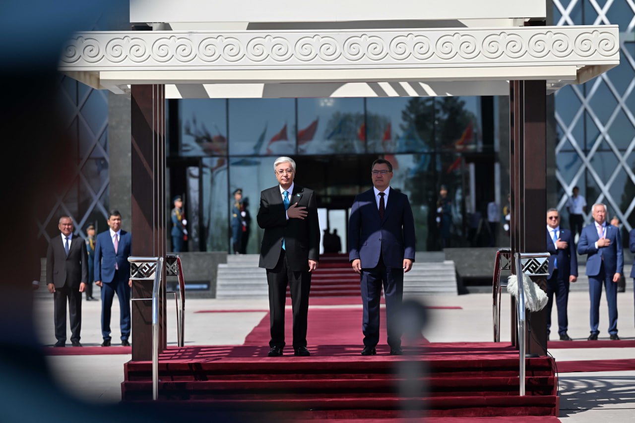 Токаева торжественно встретили в Кыргызстане