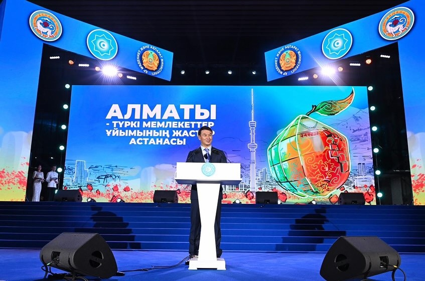 Глава государства направил приветствие участникам Международного фестиваля молодежи