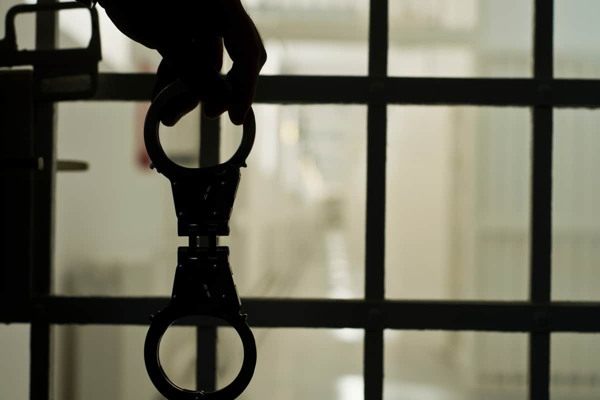 В Жамбылской области отец и сын осуждены за торговлю наркотиками в особо крупном размере.