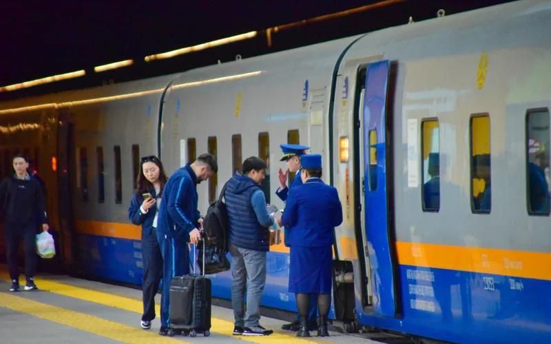 В поезде нельзя:

*   Курить в вагонах и туалетах.
*   Открывать окна и двери во время движения поезда.
*   Брать с собой легковоспламеняющиеся, взрывчатые, токсичные и другие опасные вещества.
*   Шуметь и мешать другим пассажирам.
*   Портить имущество поезда.
*   Выбрасывать мусор из окон.
*   Ставить сумки и вещи на сиденья, предназначенные для пассажиров.
*   Занимать чужие места.
*   Провозить животных без соблюдения правил перевозки.
*   Распивать спиртные напитки в неустановленных местах.