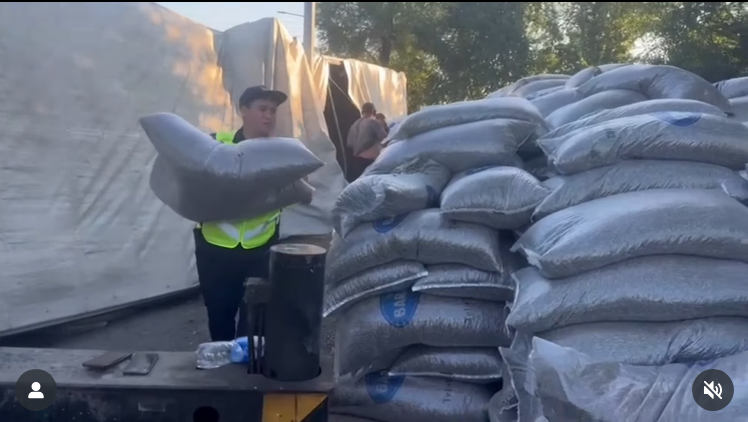 В Жетысу перевернулась фура с 35 тоннами зерна.