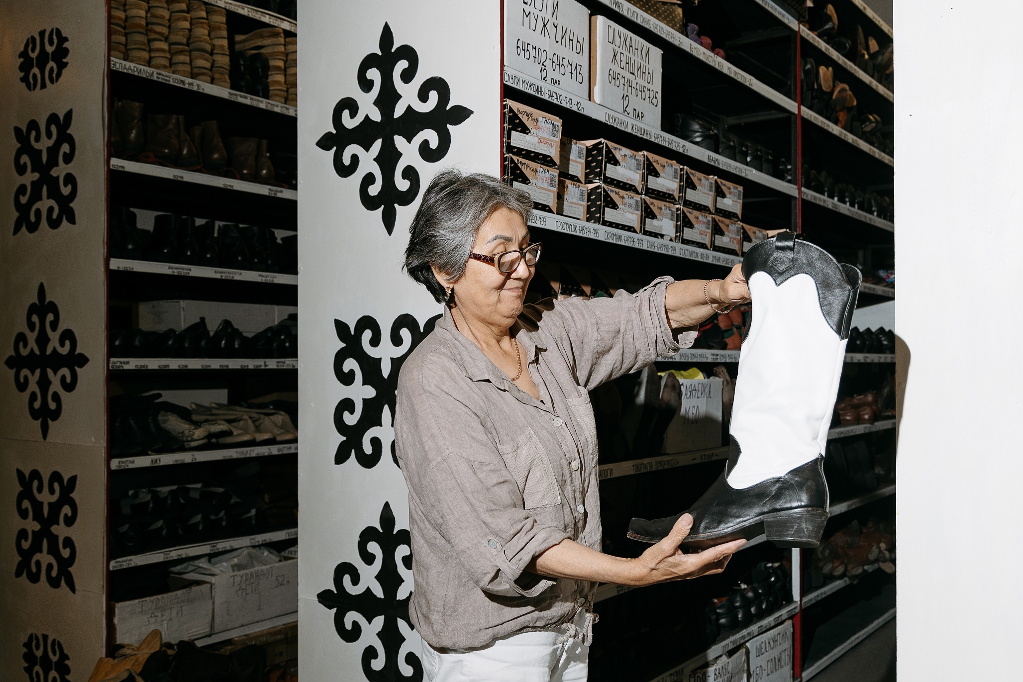 Уверенность каждого шага артиста зависит от мастера обуви.