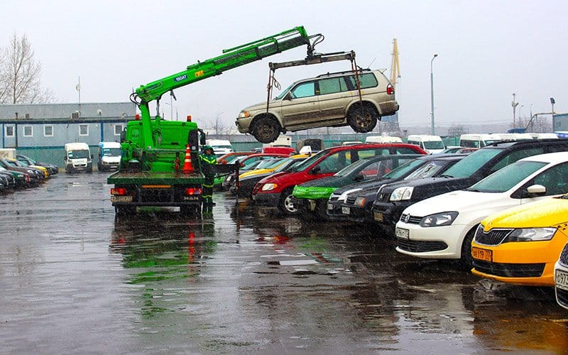 В Алматы автомобили должников по алиментам изымаются.