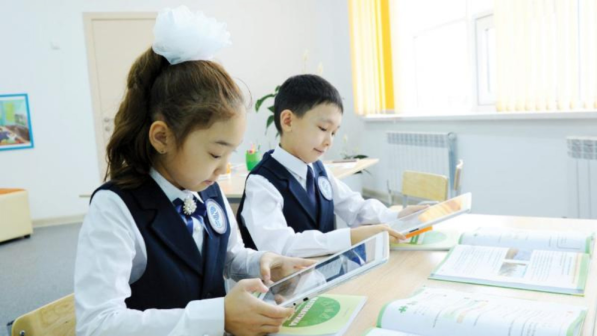 Особенностью нового учебного года станет внедрение искусственного интеллекта в систему среднего образования.