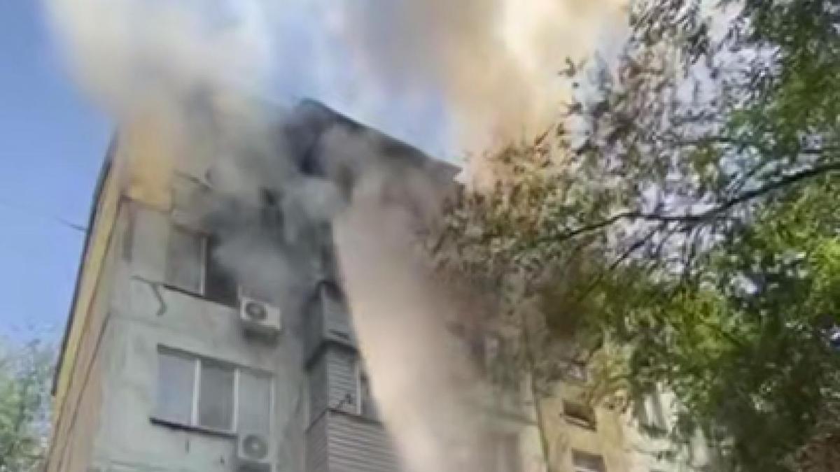 В Алматы произошел пожар в многоэтажном доме, спасены 11 человек