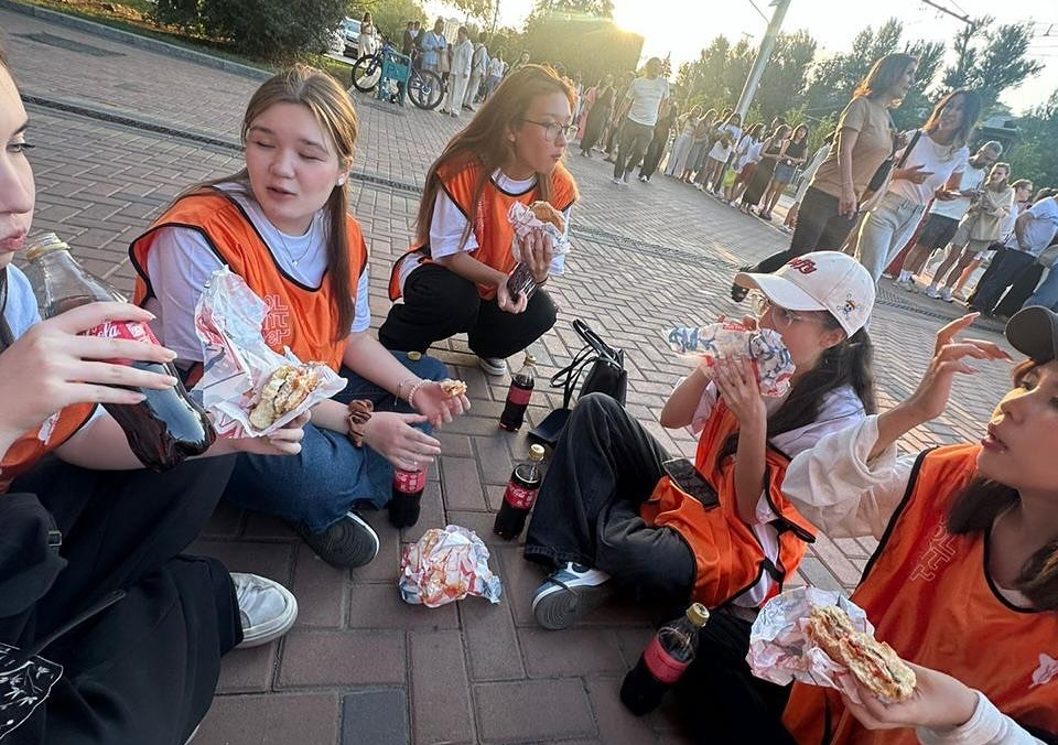 Детский омбудсмен прокомментировал инцидент с привлечением молодых волонтеров на концерт в Алматы