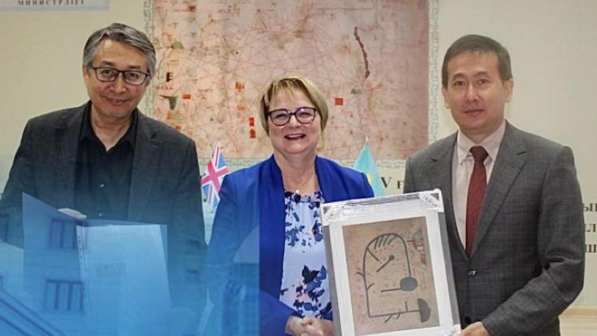 Оксфорд передал Казахстану карту, изображающую Жанкент XI века.