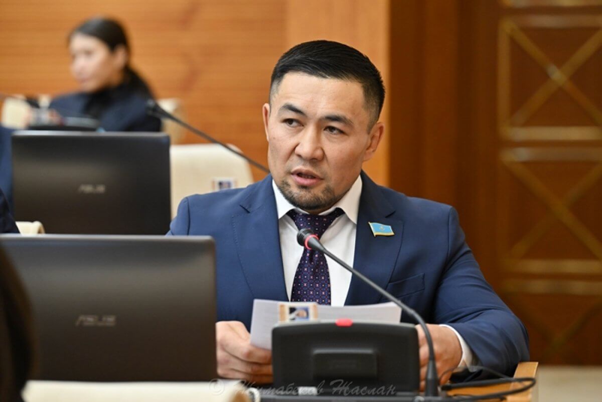 В парламенте потребовали лишить Ардака Назарова мандата за поздравление матери