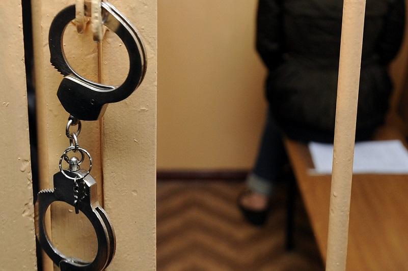 В Жамбылской области мужчину, изнасиловавшего собственную дочь, приговорили к пожизненному заключению.