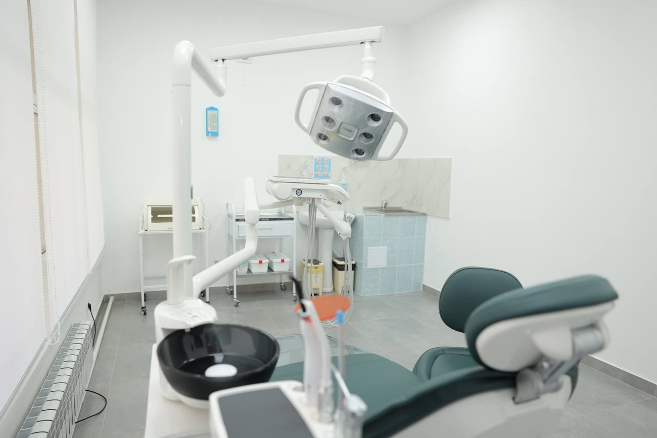 В школах Казахстана начали открываться стоматологические кабинеты.