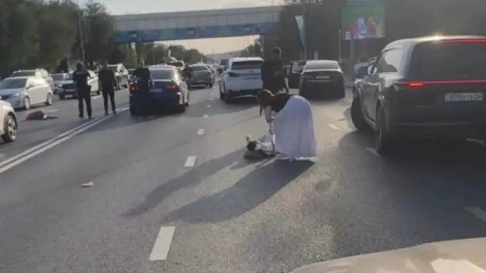 В Актобе автомобиль сбил двух человек, один из которых погиб.