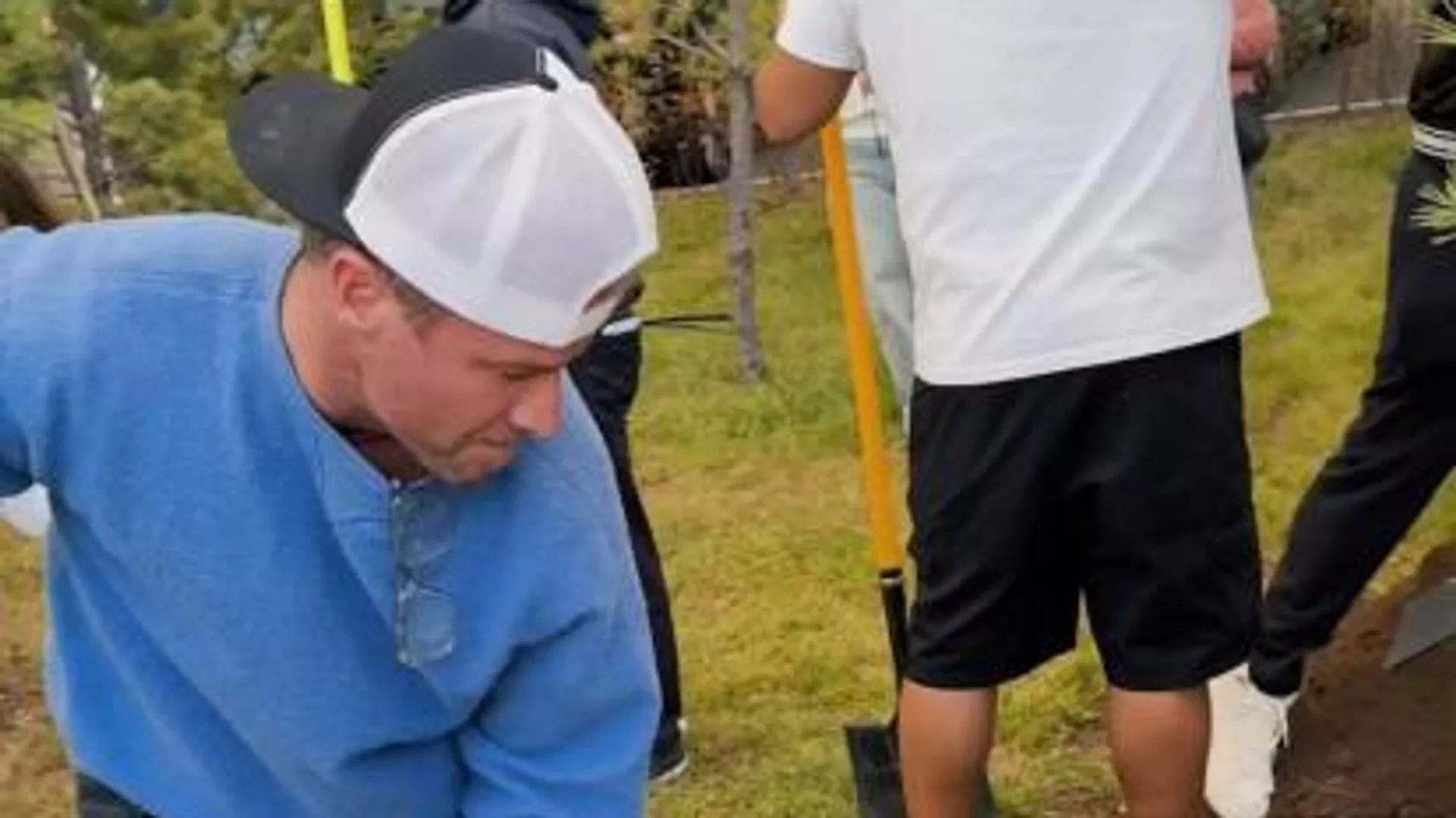 Группа Backstreet Boys посадила дерево в Парке Мира и Согласия в Астане.