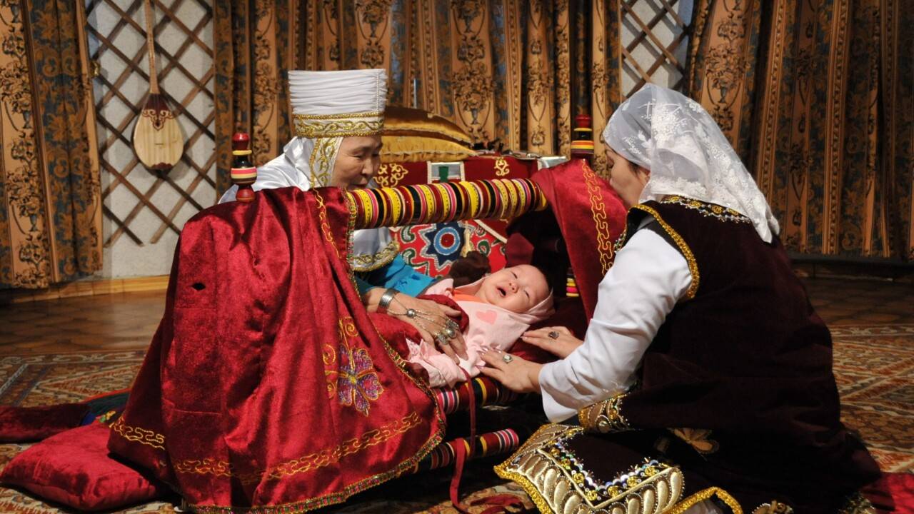 Укачивание ребенка в колыбели – незабываемая казахская традиция