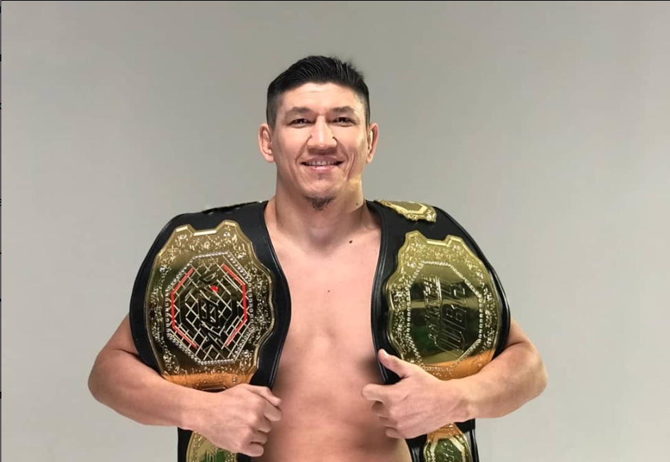 «Если отправите тысячу долларов, поздравление от любого депутата через меня»: Куат Хамитов высмеял Мажилис