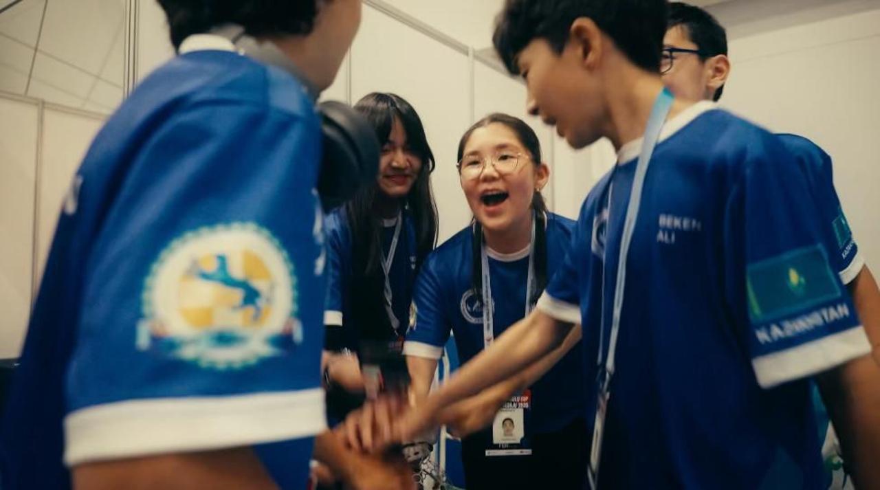 Казахстанские школьники участвуют в первом чемпионате мира по дрон-соккеру, который пройдет в Южной Корее.