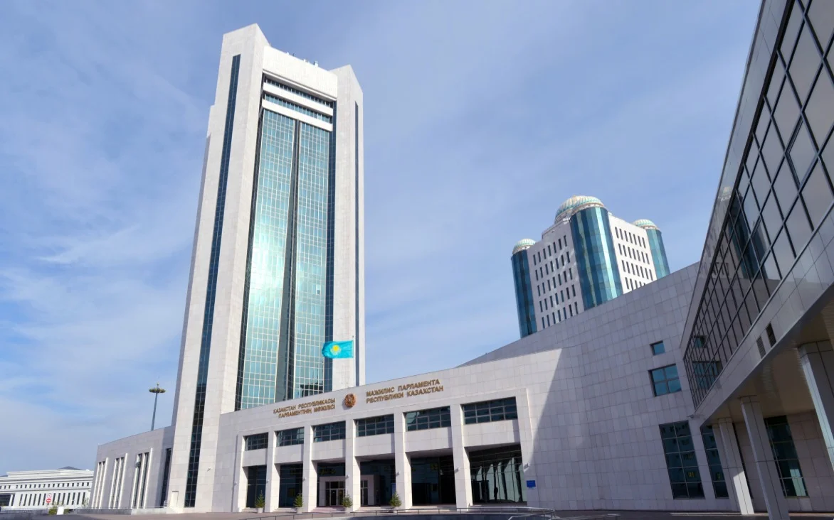 Парламент каникулдан оралды